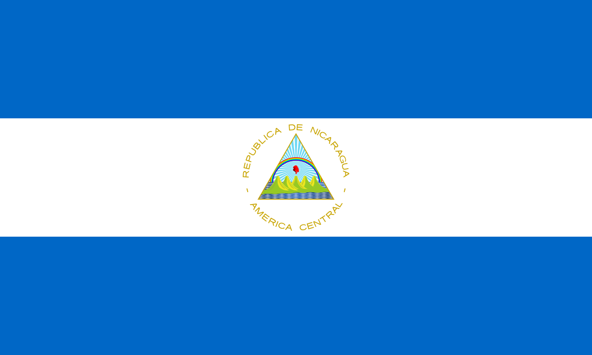 Nicaragua incorporó el morado como un detalle en el arcoíris que se halla dentro del equilátero que conforma su escudo.