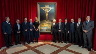 'El Cristo' de Dalí conmueve en Figueres, en su primera exposición en España en 70 años