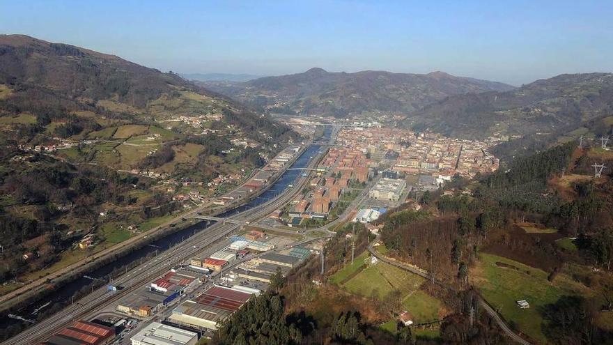 El casco urbano y la zona industrial de Mieres, con el río y la autovía a la izquierda.