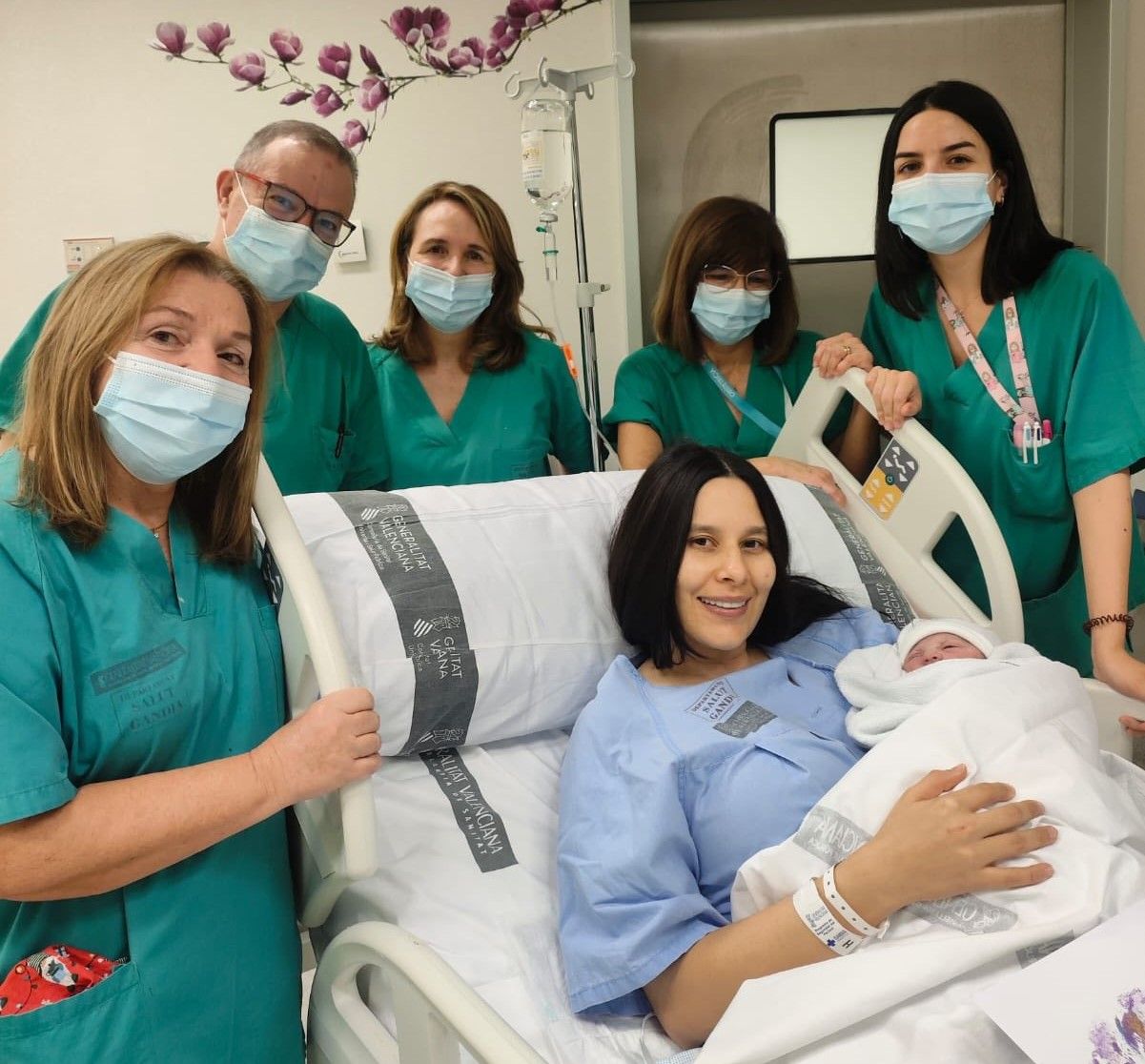 La madre y la bebé con sanitarios del hospital.