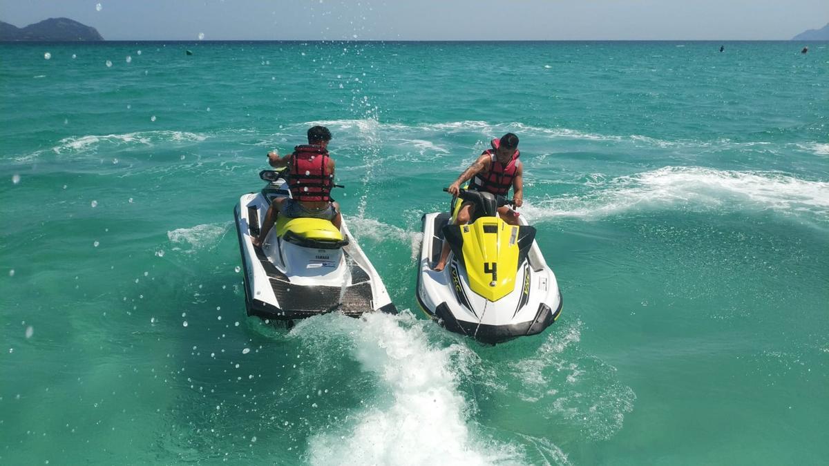 Los pilotos mallorquines se divierten sobre las motos de agua.