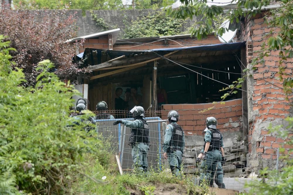 Medio centenar de agentes de la Guardia Civil acudieron este miércoles al poblado en el marco del operativo. // Rafa Vázquez