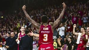 Melvin Ejim, alentando a la afición del Barris Nord
