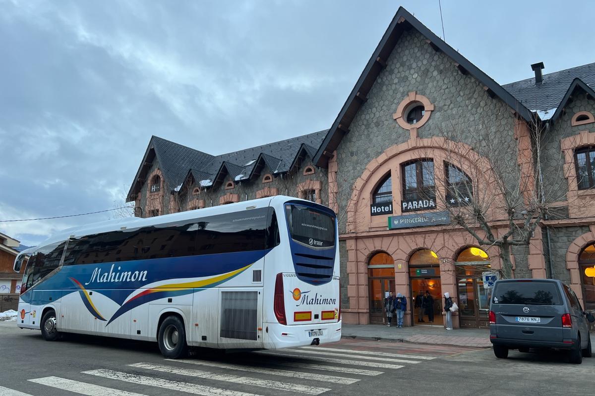 Un autocar aturat davant l'estació de tren de Puigcerdà per recollir els usuaris de l'R3 que opten pel transport alternatiu per carretera
