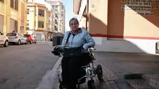 La odisea de Trini por las barreras arquitectónicas de la calle Cataluña y alrededores de Castelló: "La rueda patina, la silla se me va, ¿qué hago?"