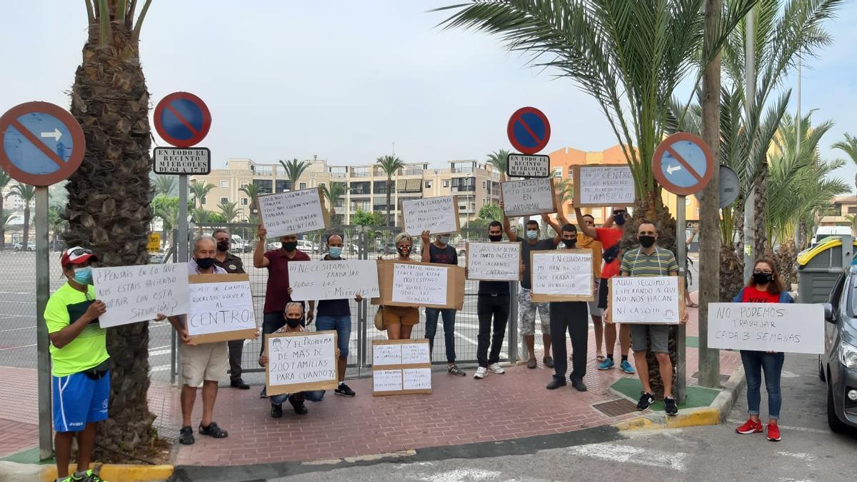 Los comerciantes del mercadillo reclaman volver al centro de Guardamar del Segura