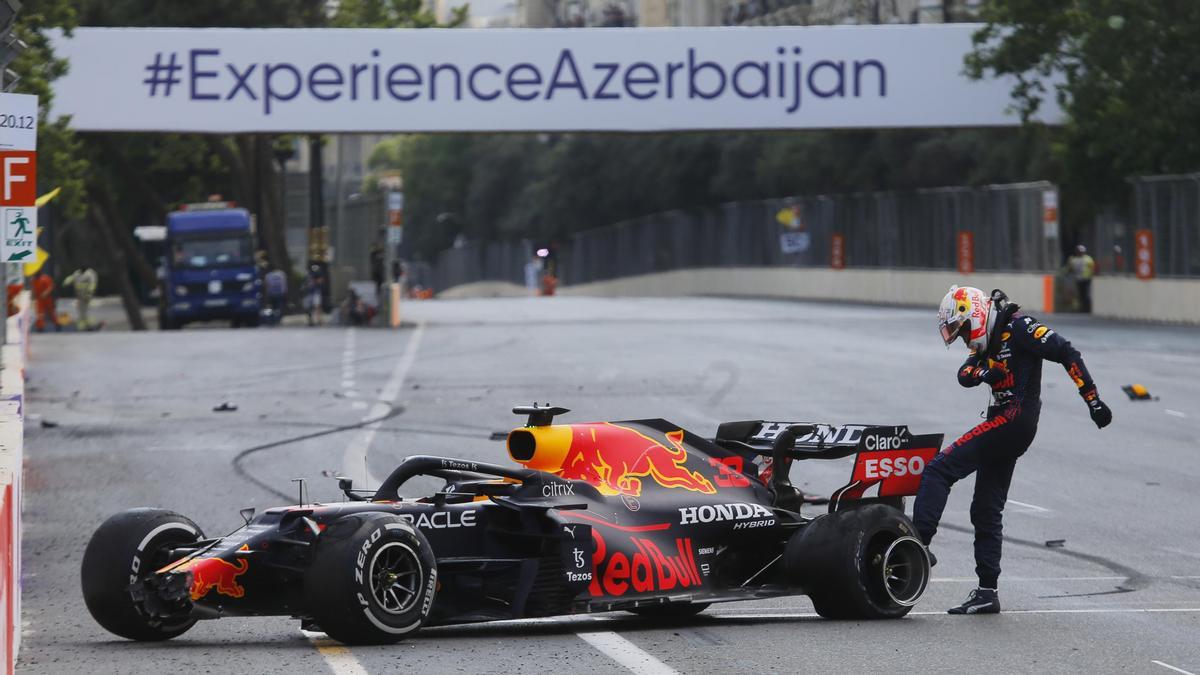 Max Verstappen, que sufrió un pinchazo en el circuito de Bakú, se mantiene como líder del Mundial.