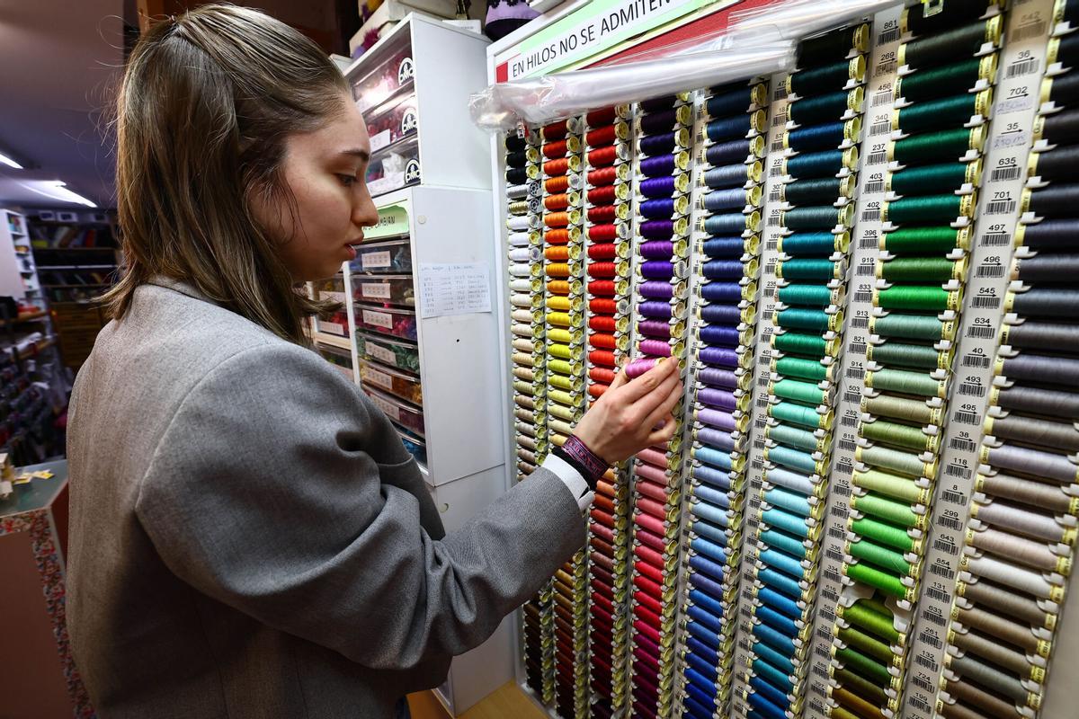 Reportaje negocio local "Mercería Ibarra", a la 13:30 en su tienda de la calle Vírgenes 5. Están avisadas, importante una foto de madre e hija que son las que llevan el negocio. Si podéis sacar también una foto a su futura tienda, esta al lado, en calle Espoz y mina número 6, esquina con la plaza san braulio.