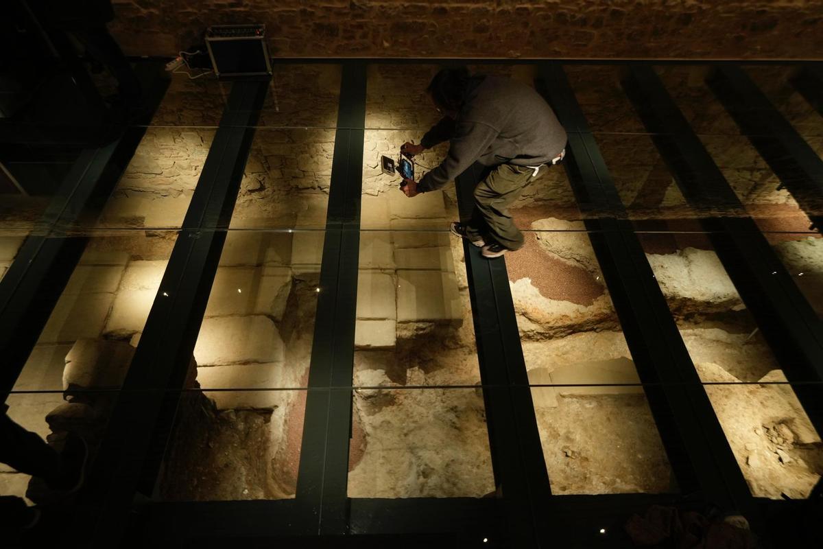 El pavimento fundacional de Barcelona sale a luz en las obras de un hotel