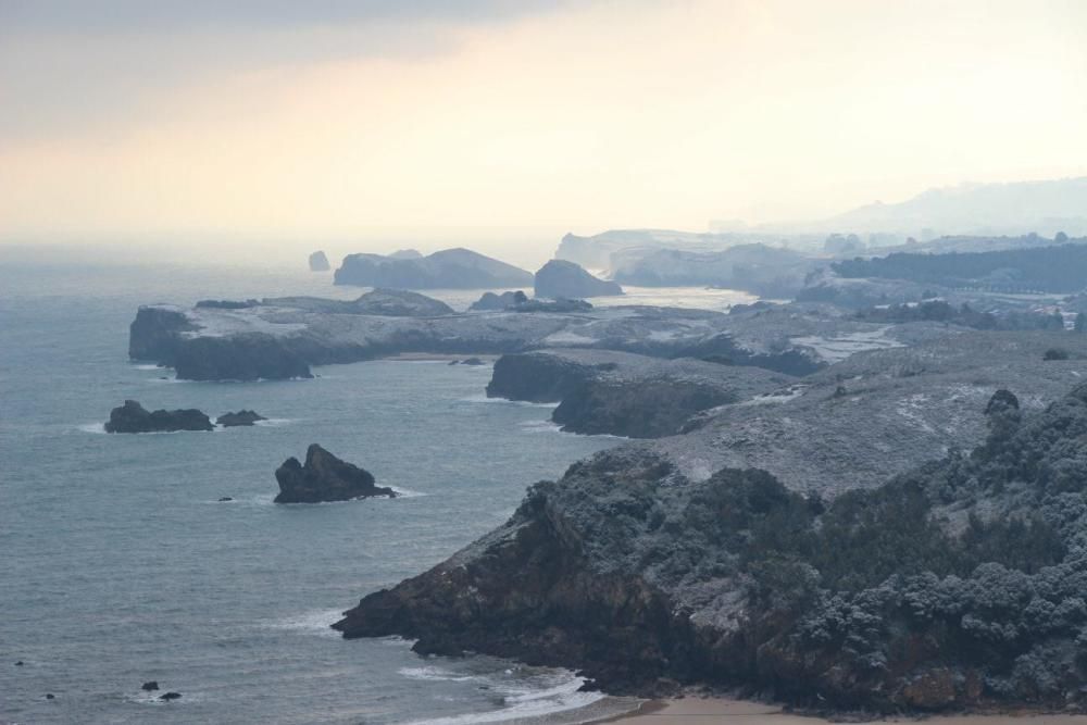 Llanes, de postal bajo el manto blanco: costa de Barru y Niembru