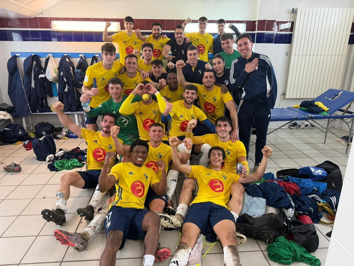 Los jugadores del CD Ebro celebran la victoria en campo del Amorebieta.