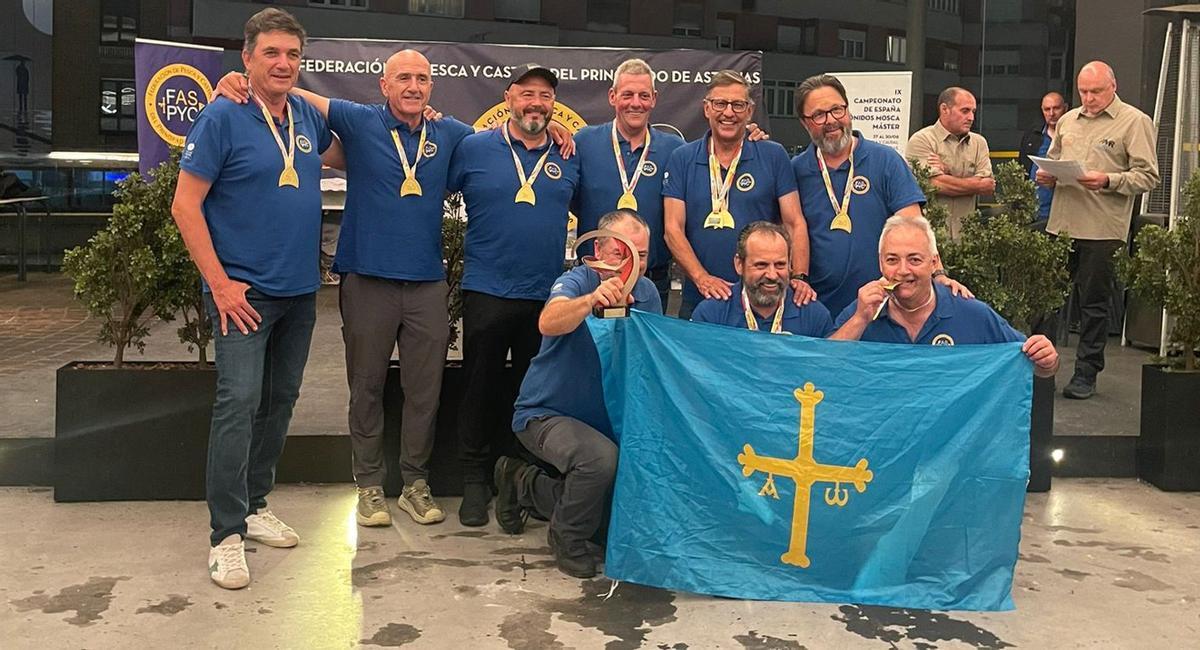 Los integrantes del equipo asturiano, con sus medallas.