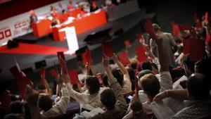 Los delegados del congreso de CCOO votan a mano alzada.