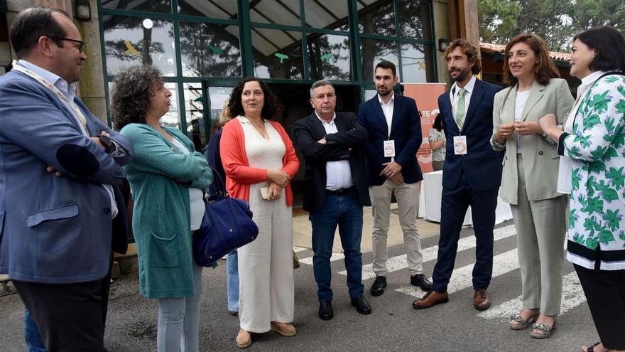 Ángeles Vázquez, segunda por la derecha, con los asistentes al acto celebrado en Corrubedo / Xunta de galicia