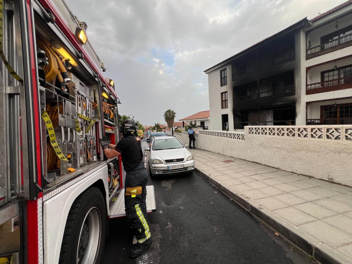 Muere una mujer y evacuadas treinta personas durante el incendio de un edificio en Tenerife