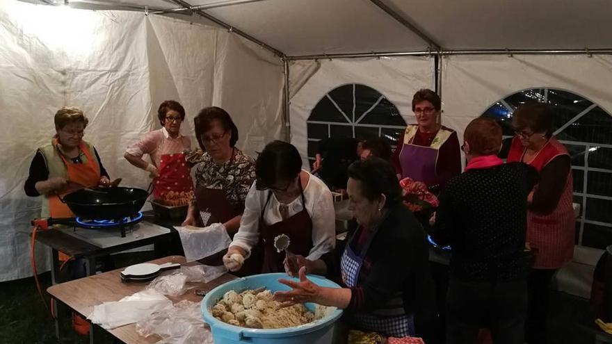 Los mayores de Ribadesella celebran con éxito su fiesta de la matanza