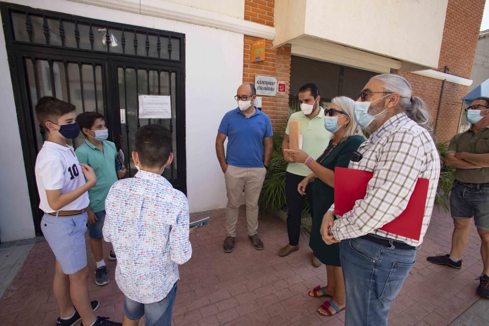 El colegio de Alfarrasí entrega al Departamento de Salud Xàtiva-Ontinyent la publicación Gràcies!