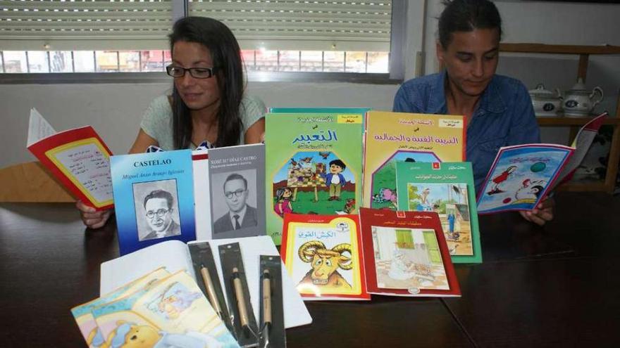 Integrantes de la asociación con algunos de los libros que entregan a los niños.