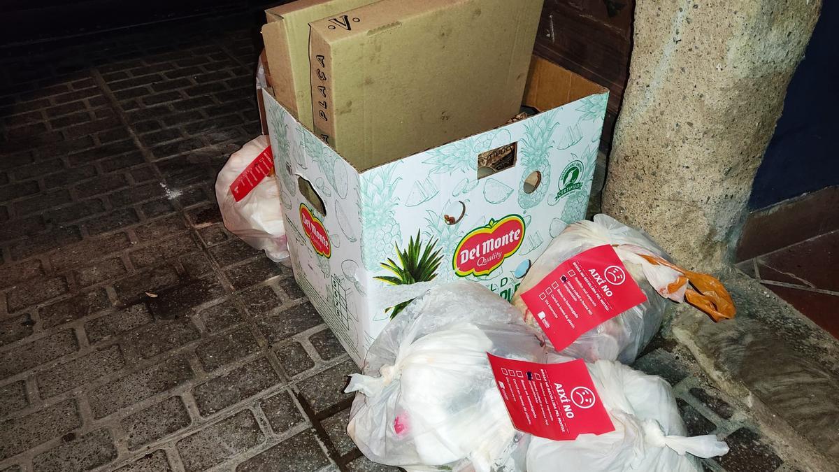 Escombraries dipositades al carrer, a Berga