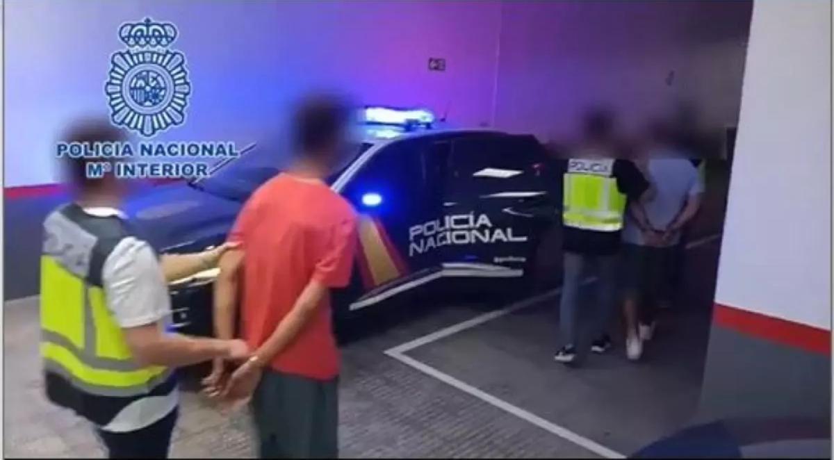 La Policía traslada a los dos acusados del crimen en Elche.