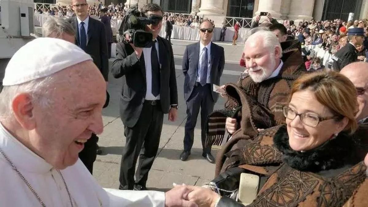 Entrega al papa Francisco de la capa Alistana por una expedición zamorana.