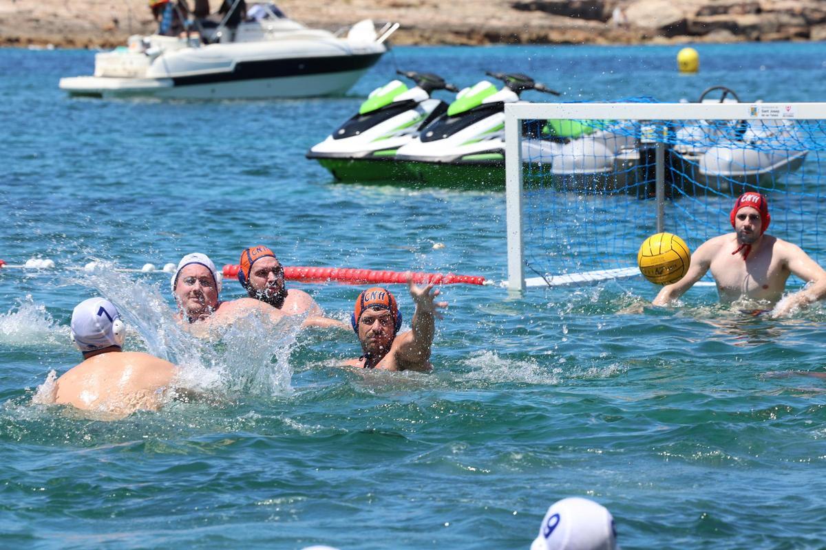 Imágenes de la fase final del Beach Polo Sant Josep disputado en Port des Torrent