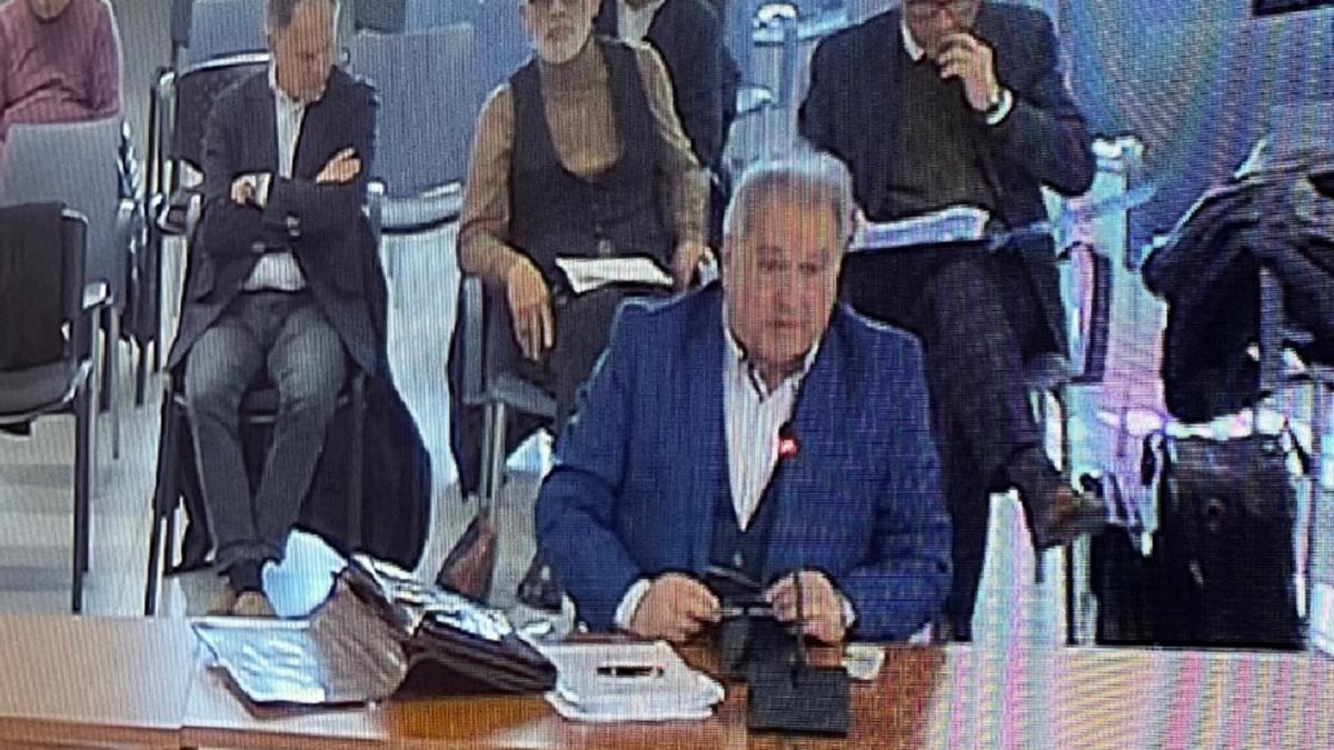 El expresidente de la Diputación de València y exalcalde de Xàtiva, Alfonso Rus, responde al magistrado que lo juzga en la Sala Tirant de la Ciudad de la Justicia..