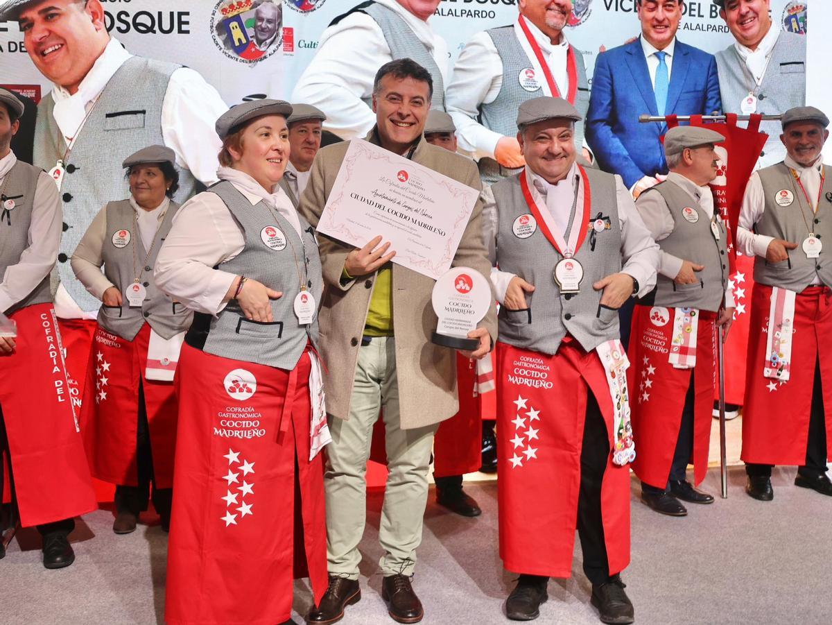 En el centro de la imagen, José Luis Fontaniella con el diploma que acredita el hermanamiento con la Cofradía del Cocido Madrileño.
