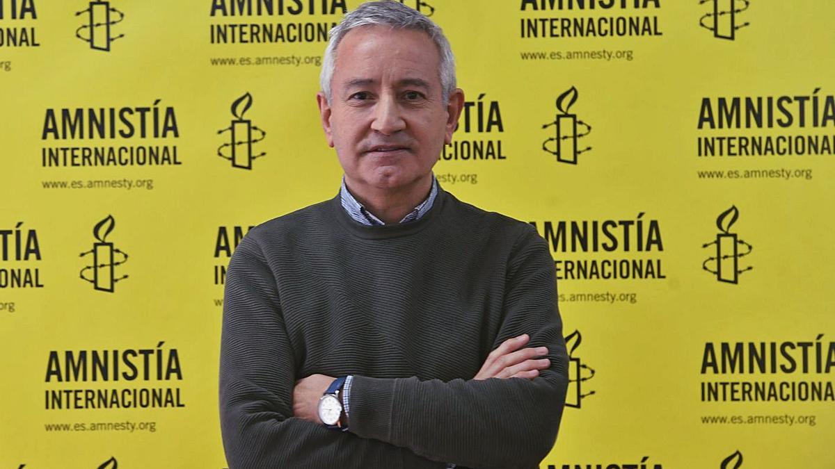 Enrique Otero, en el local de Amnistía Internacional de A Coruña.   | // CARLOS PARDELLAS