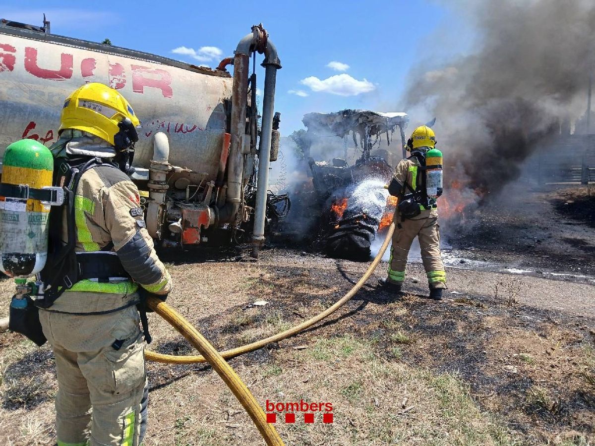 Els Bombers treballant en l'incendi del tractor de Garrigàs.