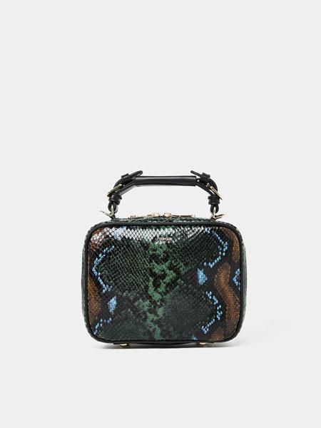 Rebajas de invierno 2018: Uterqüe, bandolera de serpiente