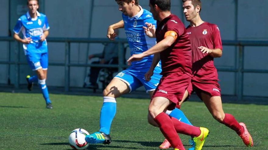 Marcos Torres ayuda a Pantiga en defensa en el partido ante el Covadonga en Oviedo.