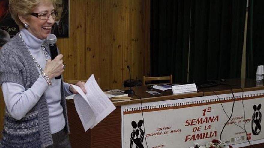 La doctora en Ciencias de la Educación M.ª Ángeles Almacellas, durante su conferencia en el «Corazón de María».