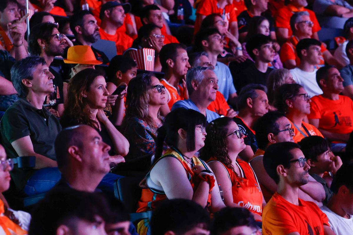 Búscate en la galería de Super: Así se vivió el Barça–Valencia Basket en el Roig Arena