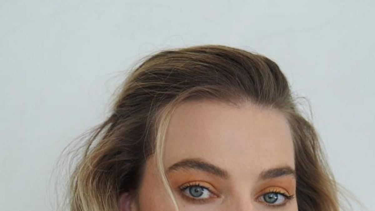 Maquillaje neón de Margot Robbie. Instagram @MargotRobbie