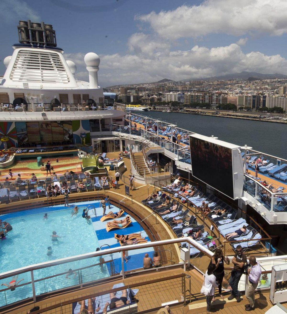 Turistas disfrutan de la piscina de su crucero, en el Puerto chicharrero. | | E. D.