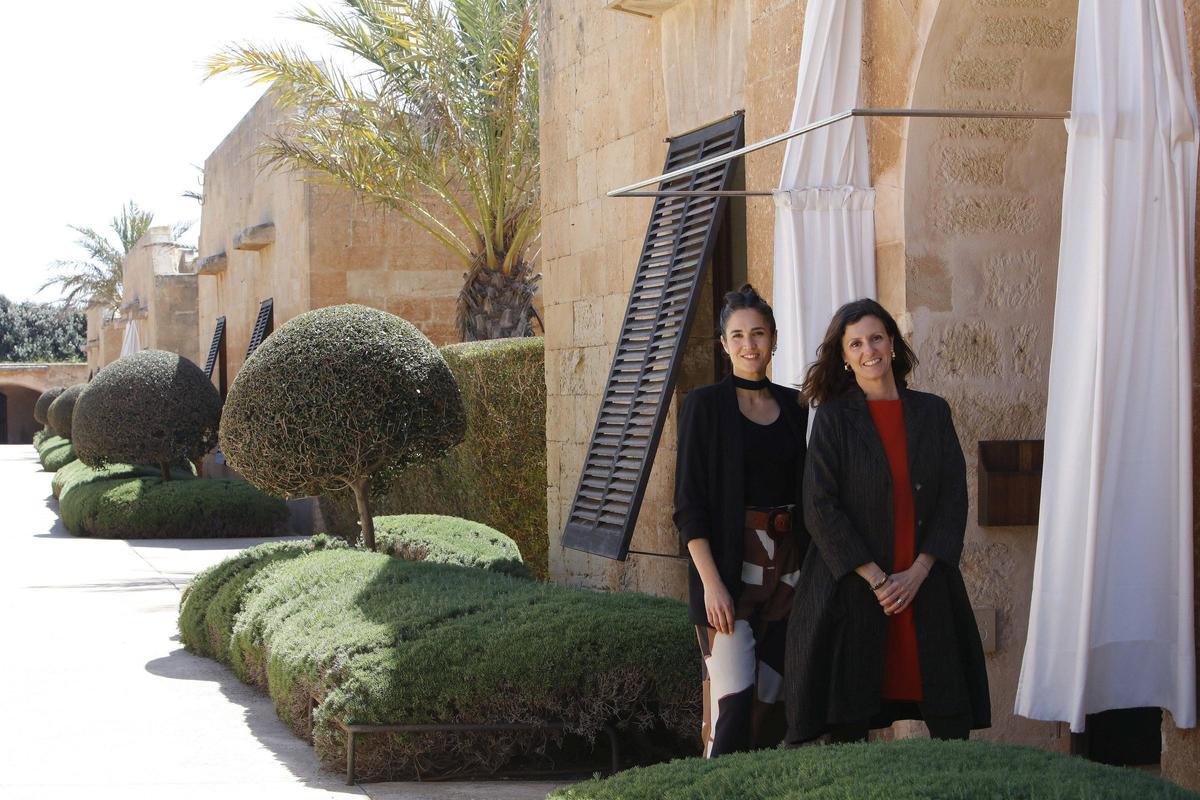 Architektin María Chocarro (links) und Festivalleiterin María Obrador im Hotel Cap Rocat.