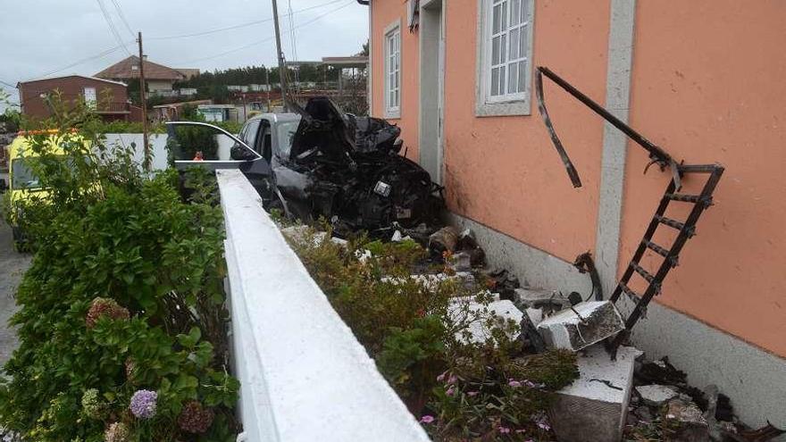 El vehículo se empotró contra una vivienda en la calle do Faro de A Illa. // Noé Parga