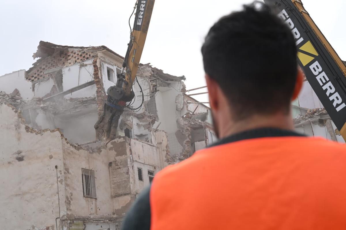 Un operario observa la dimensión de los trabajos de demolición.