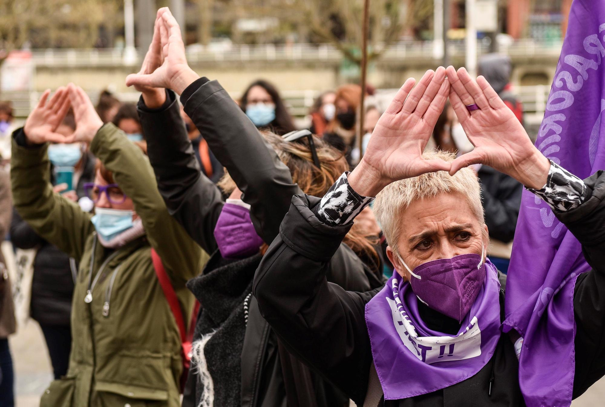 Mujeres se manifiestan por la igualdad durante el 8M