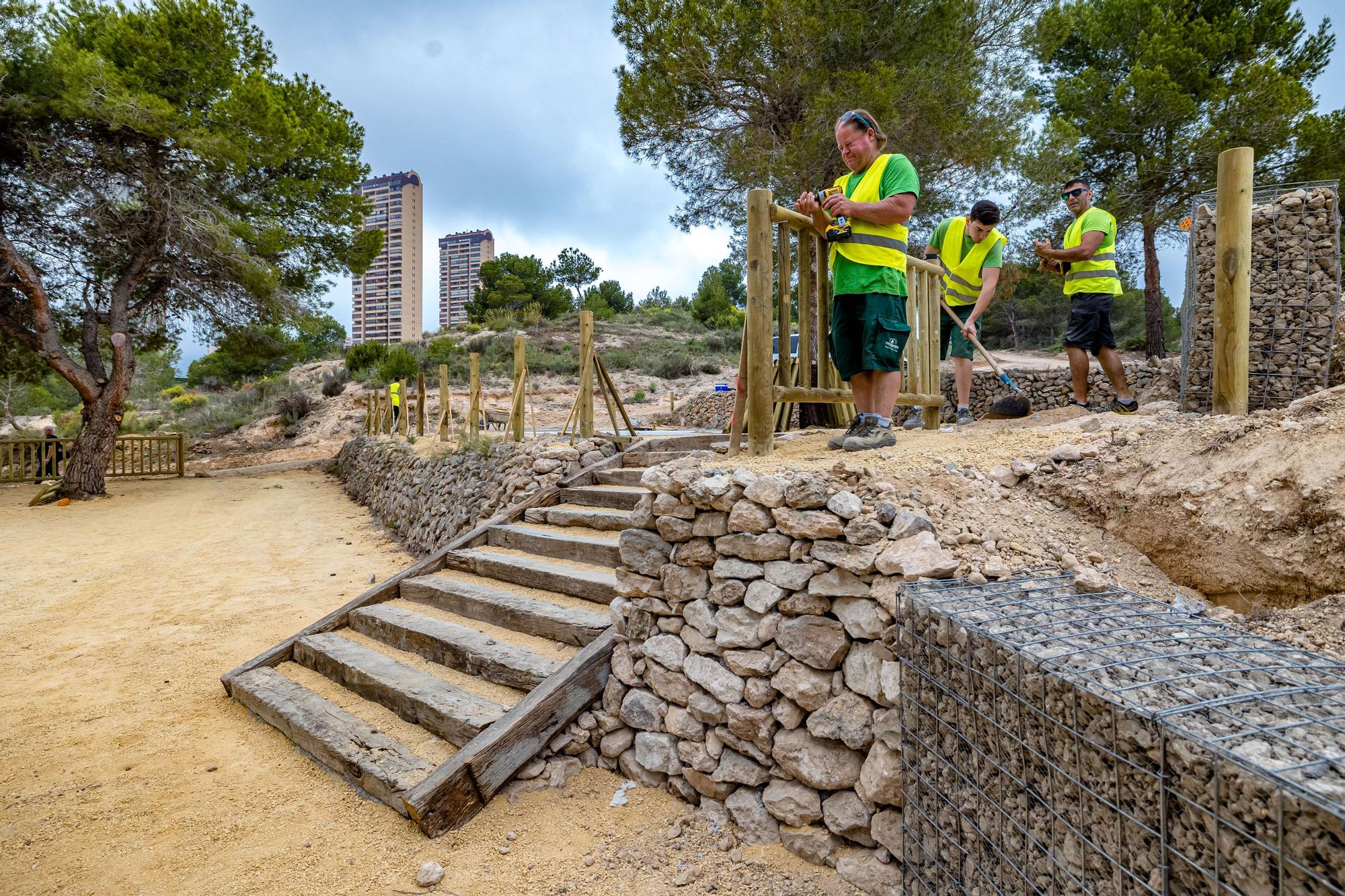 El Moralet de Benidorm: de vía del tren a 17 kilómetros de senderos. Las obras de mejora medioambiental de este pulmón verde avanzan a buen ritmo y podrían terminarse antes del plazo estipulado | La actuación abarca una superficie aproximada de un millón de metros cuadrados.