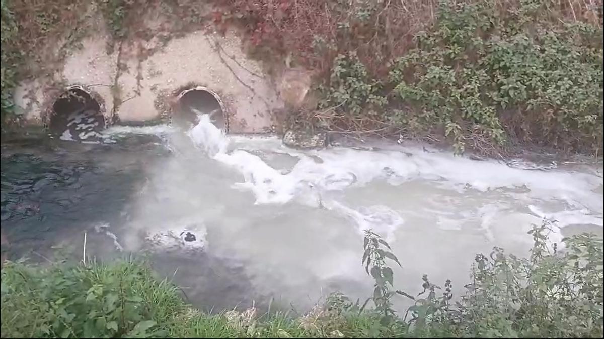 Vertido blanco en la salida de aguas de la depuradora de Ágreda en el río Val.
