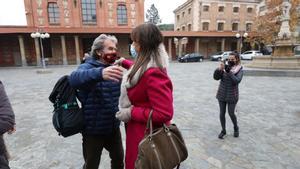 Fernando Simón, esta mañana, al encontrarse con la consejera de Sanidad, Sira Repollés, en el Antiguo Matadero.