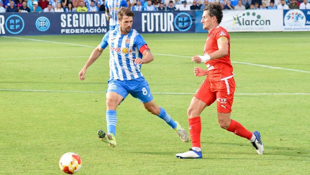 Álvaro Meseguer disputa un balón con un jugador del Águilas.