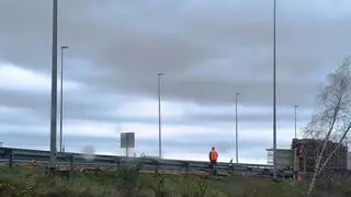 Susto en la Autovía del Cantábrico al perder parte de su carga un camión cargado de madera