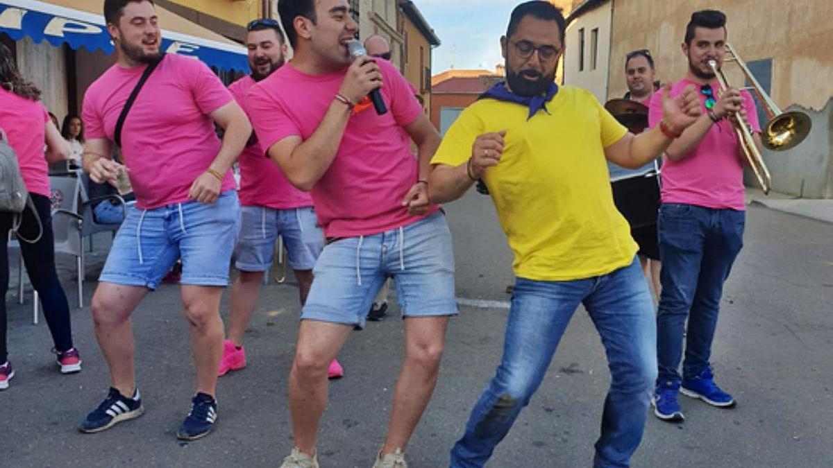 Peñistas de San Cristóbal de Entreviñas  bailan durante las fiestas del año 2019 | E. P.