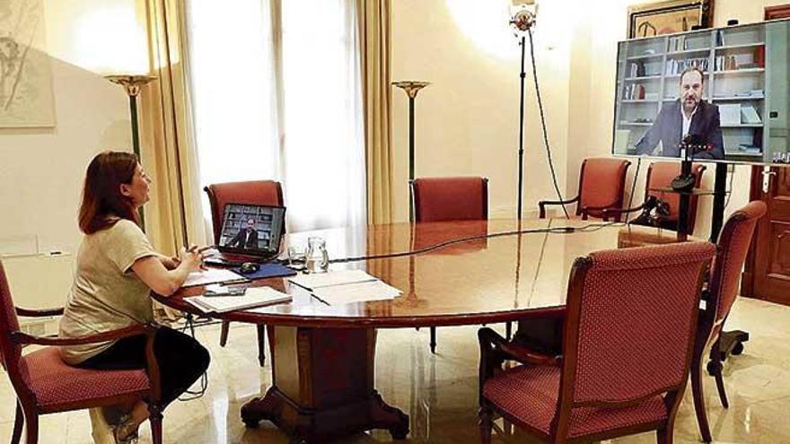 Francina Armengol, durante su reunión telemática con el ministro José Luis Ábalos.