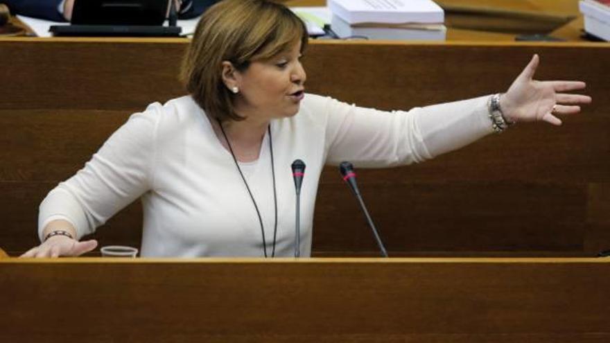 La portavoz del PP en las Cortes, Isabel Bonig, ayer durante su intervención en la sesión de control al Gobierno Valenciano en el pleno.