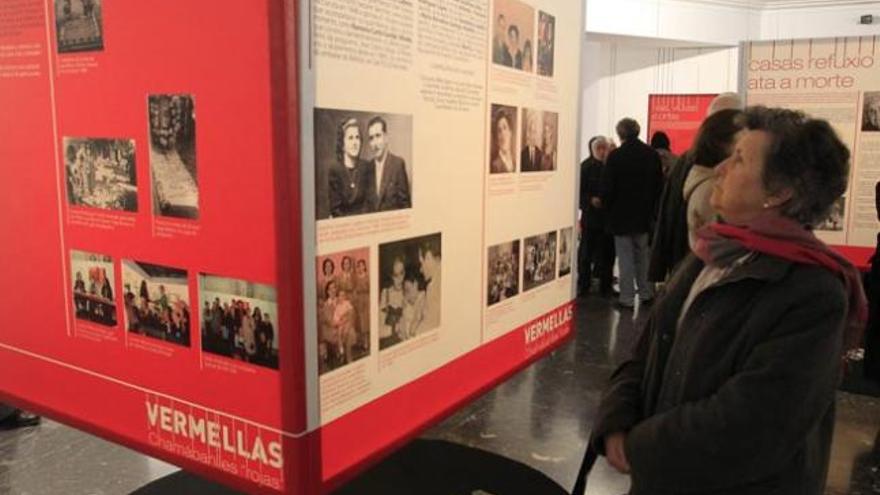 Una mujer visita la exposición &quot;Vermellas&quot;. / R. GROBAS