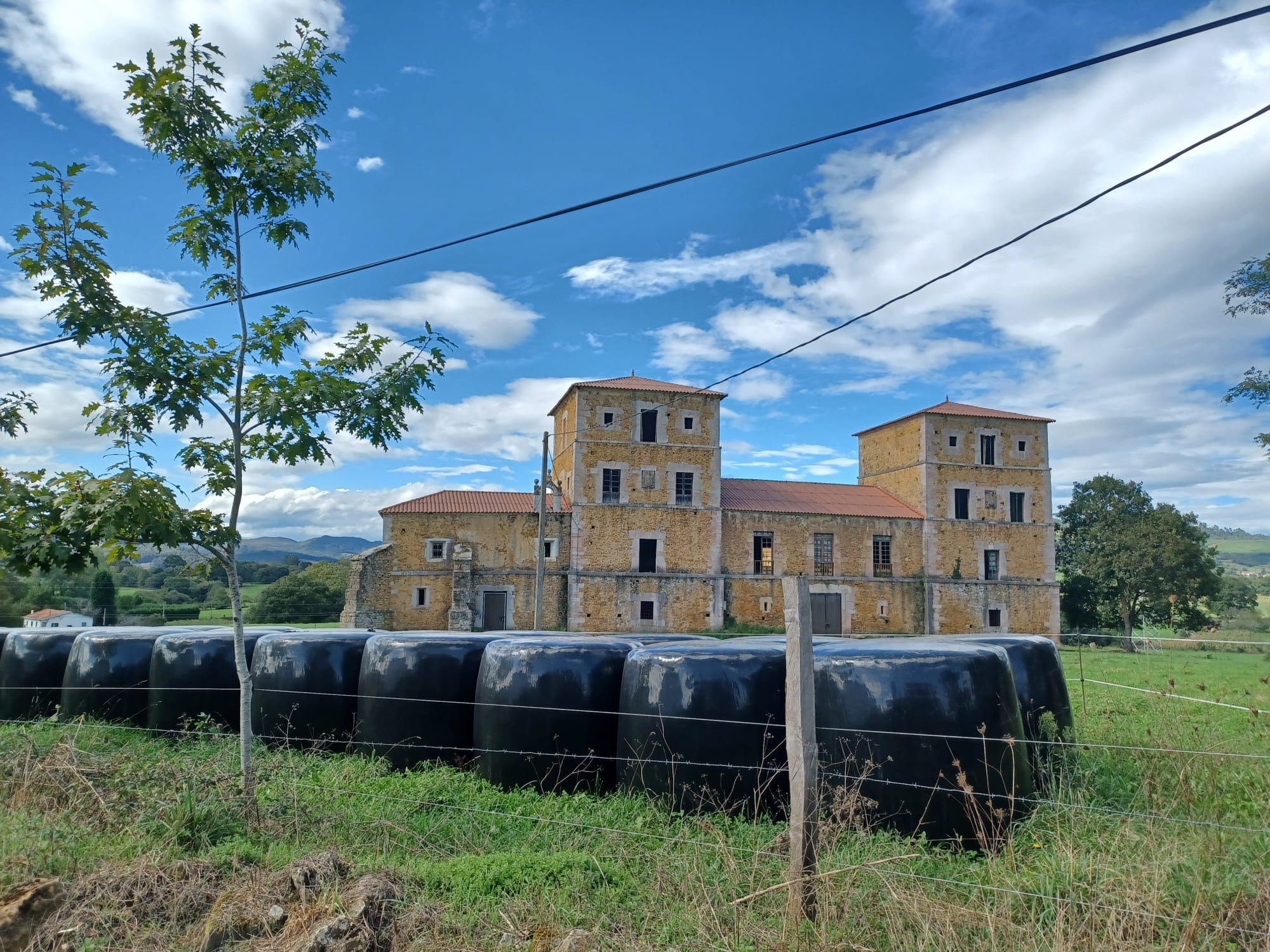 De San Cucao a Villanueva: el camino hacia las Torres Nuevas en uno de los tramos de la ruta de los palacios de Llanera